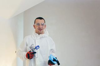 „Za vymalování bytu odmítám platit malířům desítky tisíc.“ Šikovný kutil ukázal, jak to zvládnout jako profesionál za jedno odpoledne